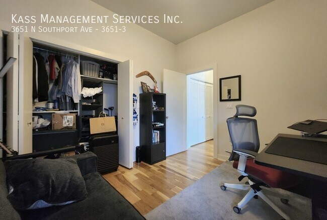 Building Photo - Newer Construction Prime Southport Corrido...