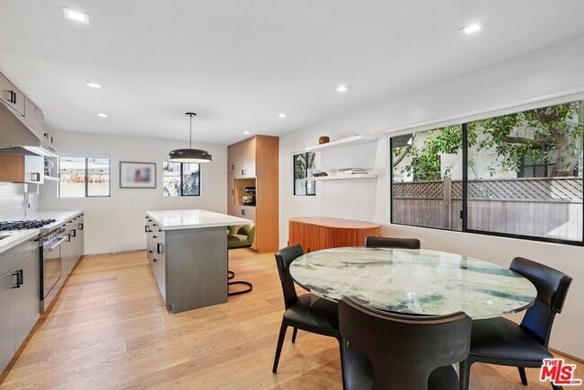 Building Photo - 838 N Mansfield Ave