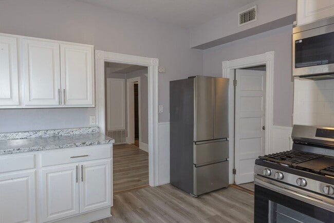 Building Photo - 285 Medford St