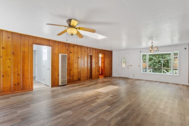 Building Photo - 475 Riverview Dr