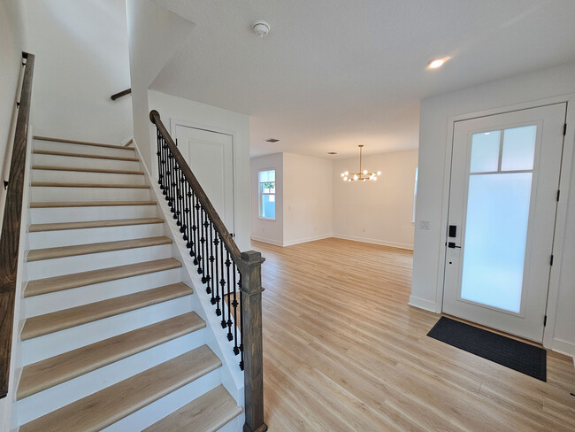 Building Photo - 408 E Oak Ave