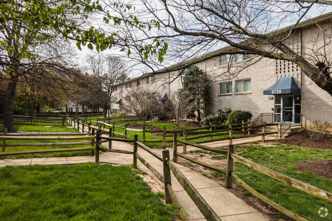 Building Photo - Carousel Court