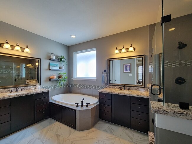 Building Photo - 925 W 19th St