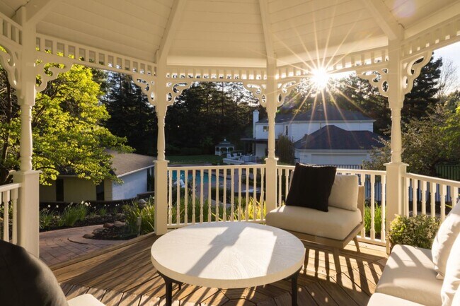 Building Photo - 10 Meadow Ln