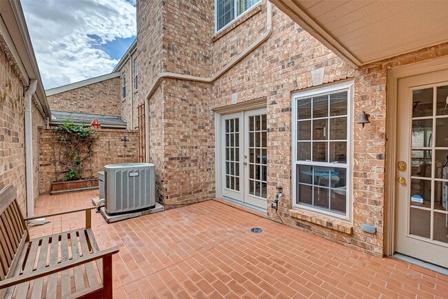 Building Photo - 600 Wilcrest Dr