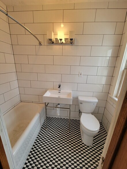 Building Photo - 946 E Johnson St