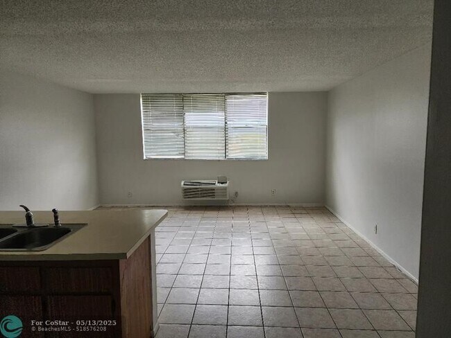 Building Photo - 2501 Riverside Dr