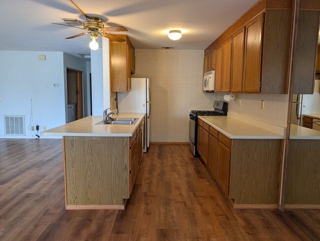 Building Photo - Cute Condo in Silverlakes