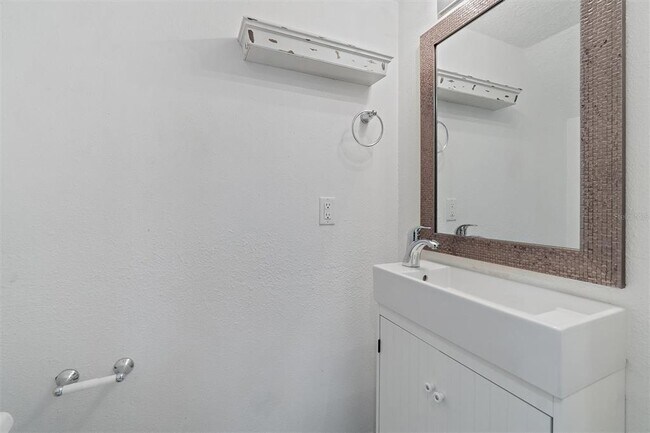 Building Photo - 165 Pompano Dr SE
