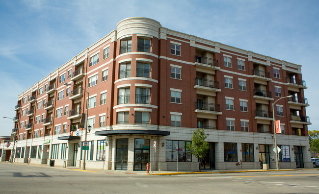 Building Photo - ReVerb Century Station Apt! (3200 S Oak Park)