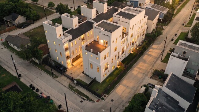 Building Photo - 327 E 2nd St