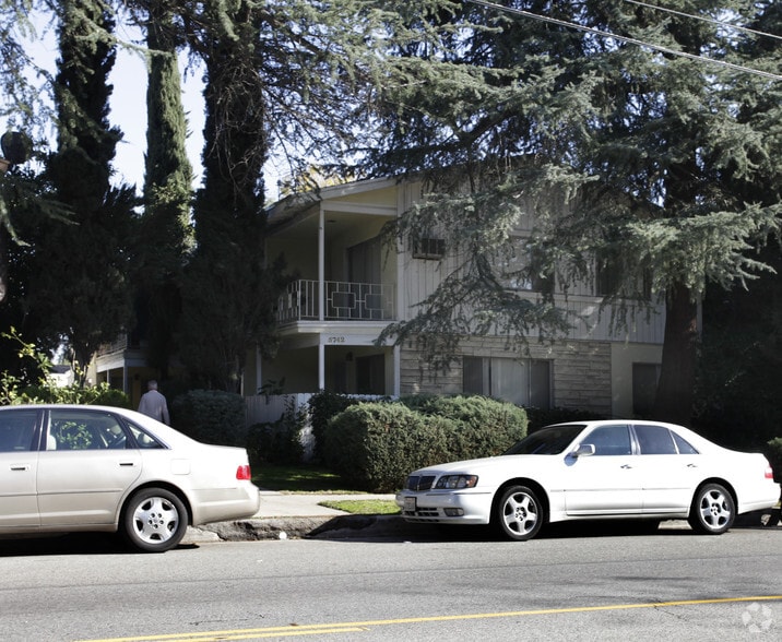 Primary Photo - 5742 Hazeltine Ave