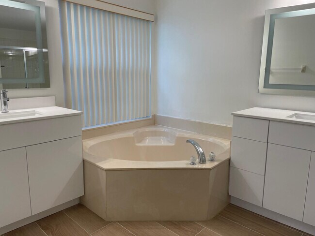 Building Photo - 12472 SW 44th Ct