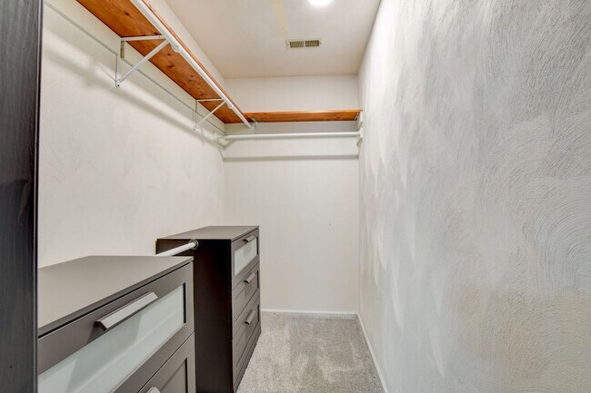 Building Photo - 412 Saddle Ct