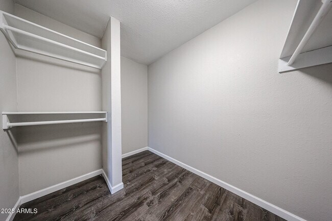 Building Photo - 1014 E Bendix Dr