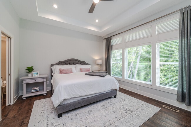 Building Photo - 5070 Ranchview Ln N