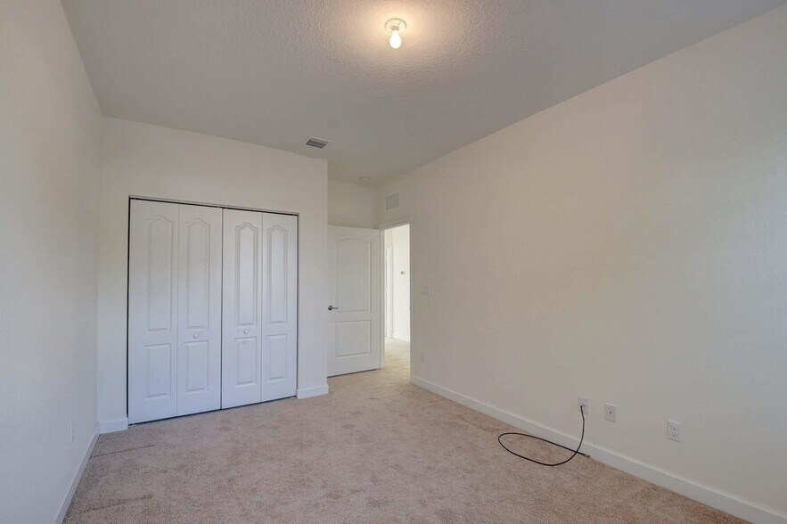 Building Photo - 8834 Willow Cove Ln