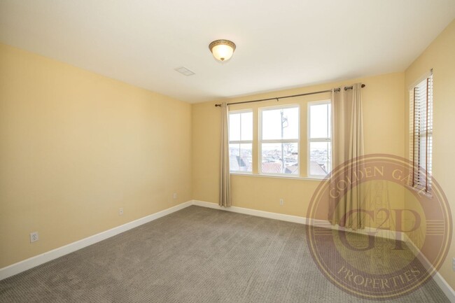 Building Photo - Sunset - 3 BR, 3.5 BA Townhouse 2,225 Sq. ...