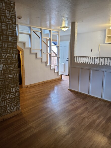 Building Photo - 500 1/2 Defoe St