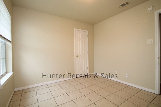 Building Photo - Spacious Duplex!