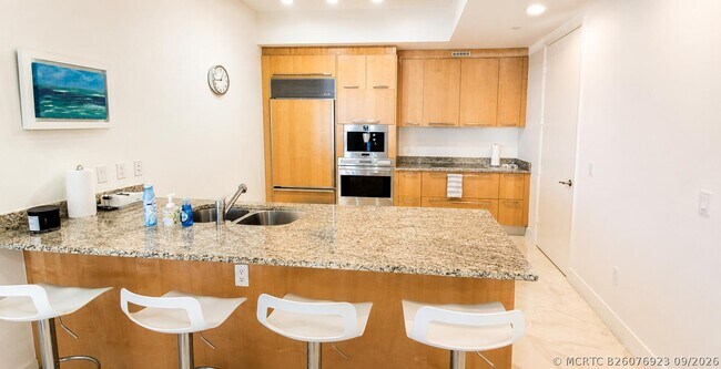 Building Photo - 15901 Collins Ave