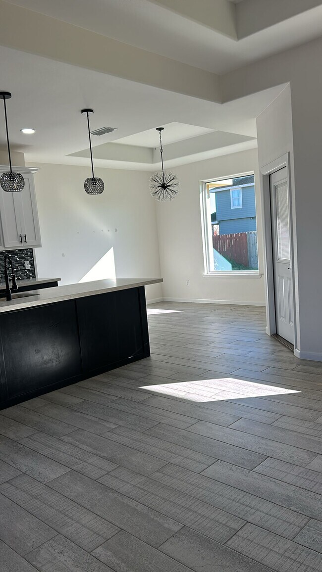 Building Photo - 8817 Swan Lk Dr