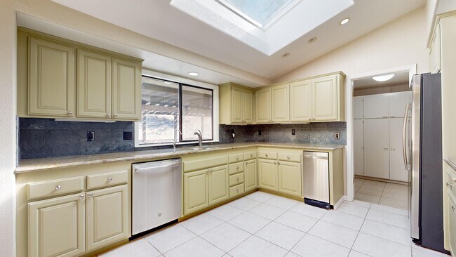 Building Photo - 9168 Eastside Rd