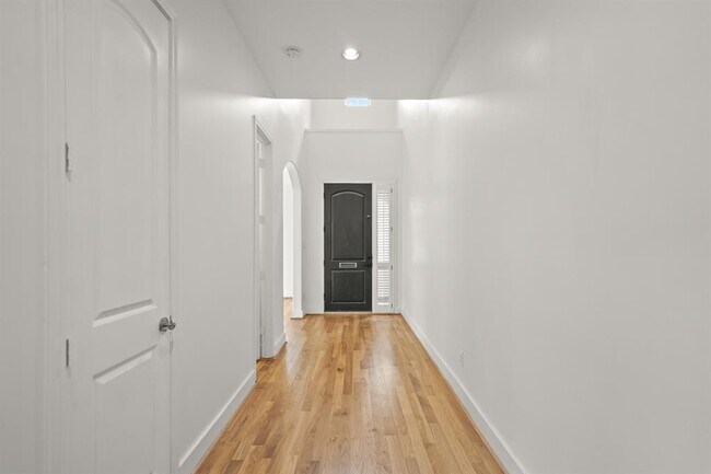 Building Photo - 9714 Braesmont Dr