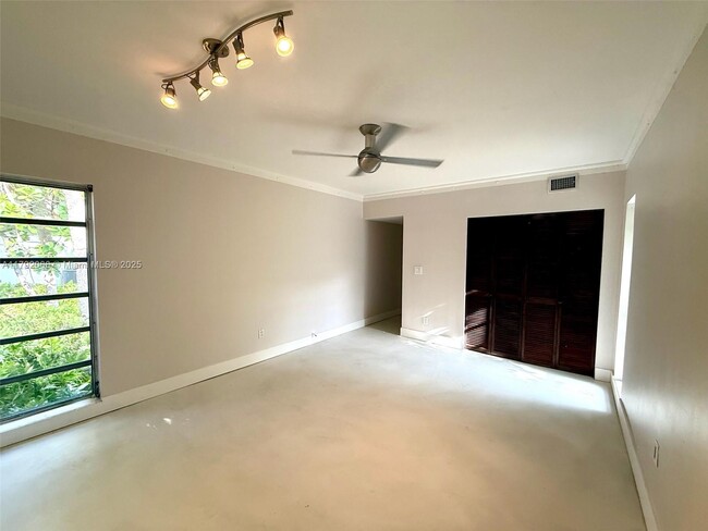 Building Photo - 900 S Shore Dr