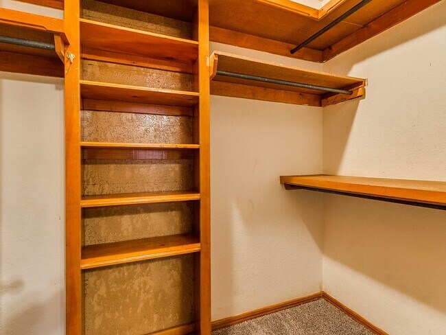 Building Photo - Large Corner Lot - 4 Bed/2.5 Bath + Study - 1 mile from PC North High School