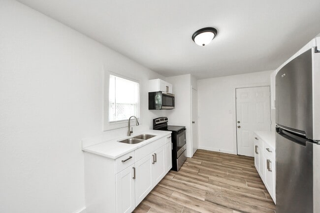 Building Photo - 406 73rd St