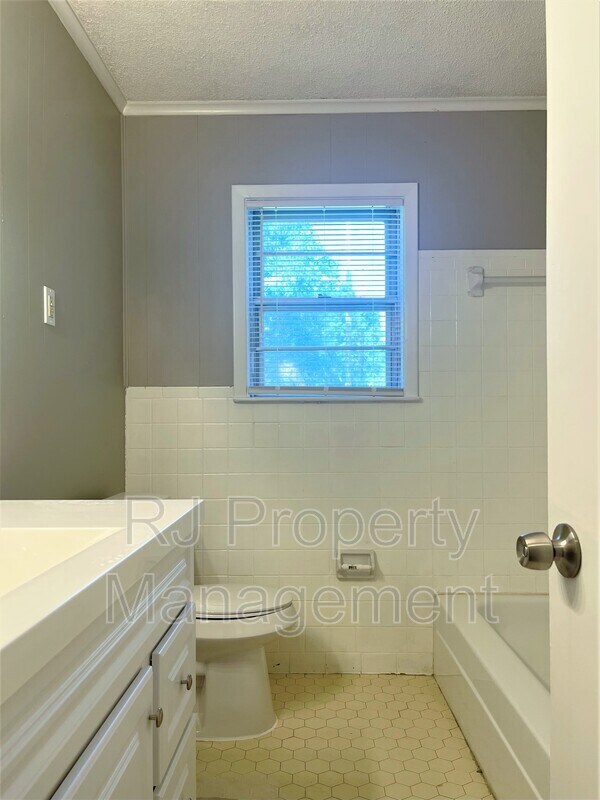 Building Photo - 3641 Bishops Bridge Rd