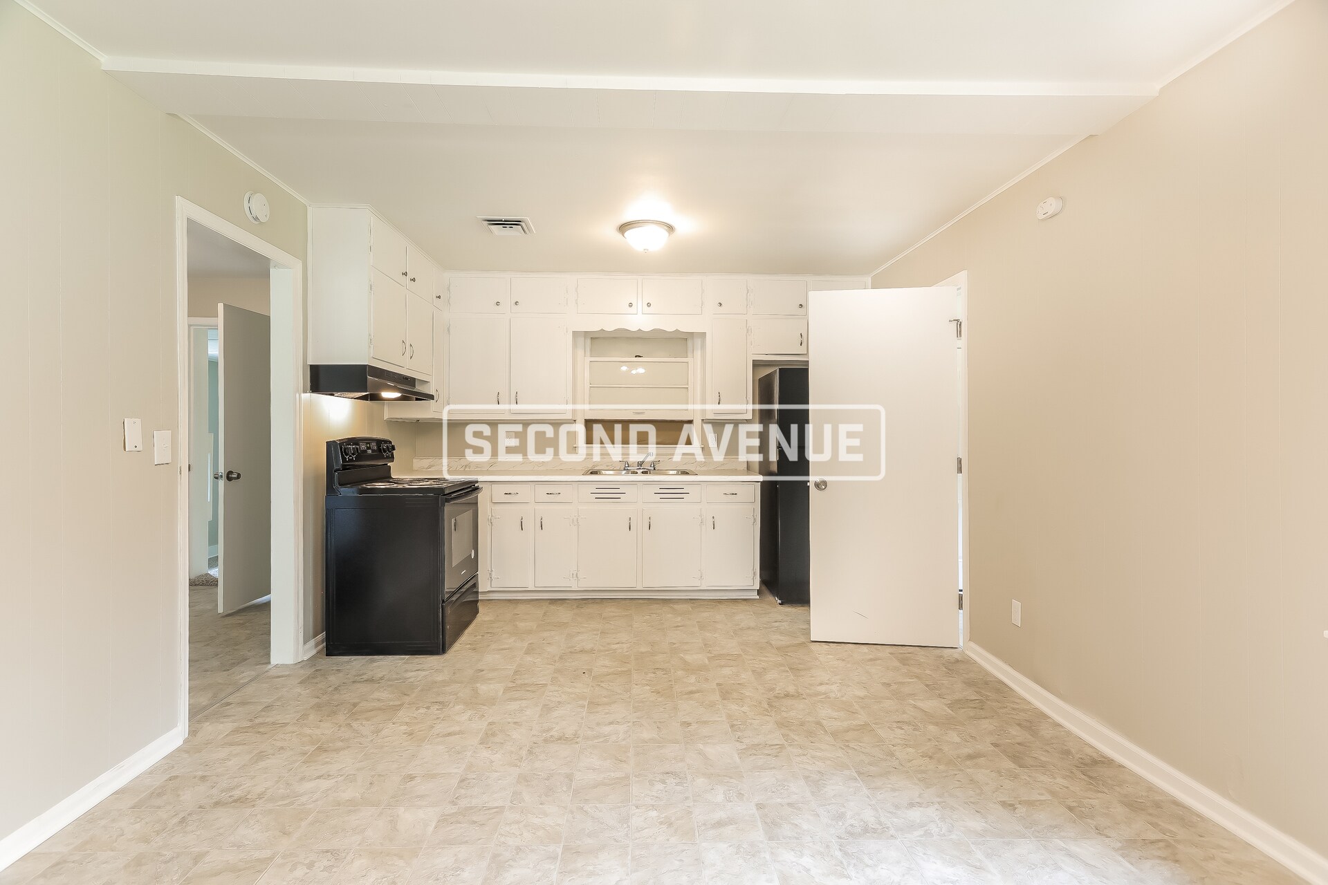 Building Photo - 241 Lake Dr NE