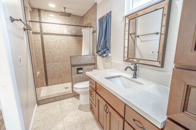 Building Photo - Amazing 6 Bedroom Home for Rent in Canyon Country!
