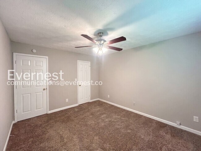 Building Photo - 3 Bed, 2 Bath Home with Fenced Yard & Garage / Pet-Friendly / Vouchers Accepted / Available Now!