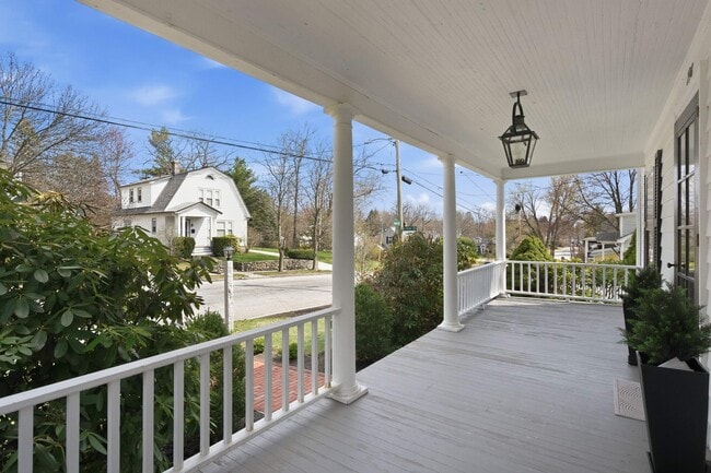 Building Photo - 198 Linden St