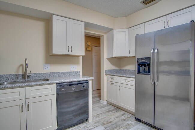 Building Photo - 2 Bedroom, 2.5 Bath Townhome with Easy Acc...