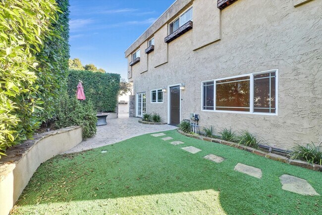 Building Photo - 2006 Manhattan Beach Blvd