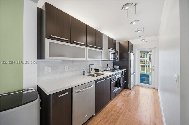 Building Photo - 7207 Bay Dr