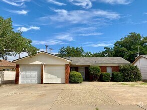 Building Photo - Updated in Central Lubbock