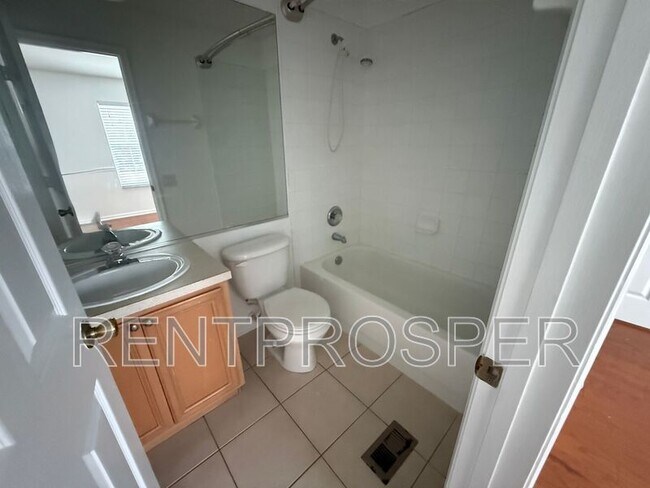 Building Photo - 915 Vineland Pl