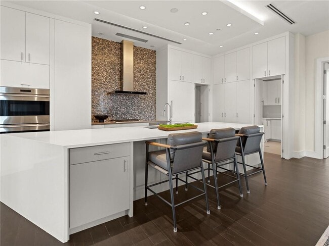 Building Photo - 3376 Peachtree Rd NE