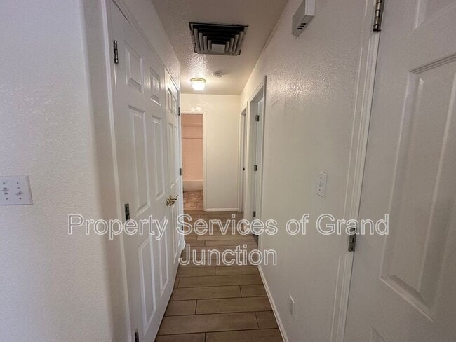Building Photo - 448 Countryside Ln