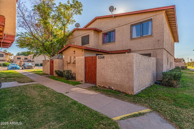 Building Photo - 5044 N 40th Ave