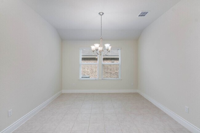 Building Photo - 3 Bed 2 Bath