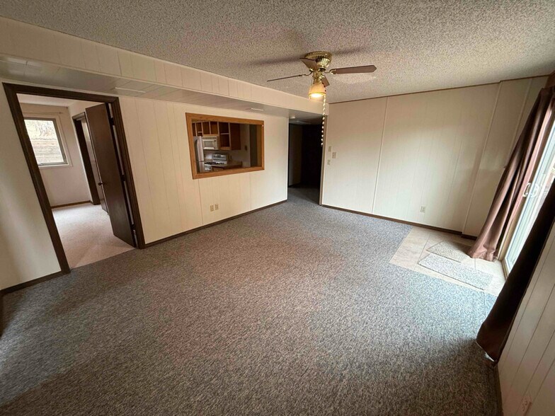Building Photo - 2220 Carriage Dr