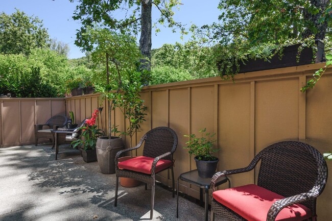 Building Photo - Lovely 3-Bedroom Townhouse in Desirable Pa...