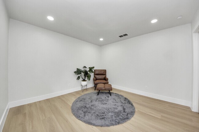 Building Photo - 26206 Maplewood Dr