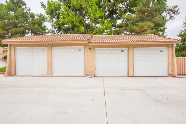 Building Photo - 2 Bedroom, 2 Bath, Downstairs Condo!