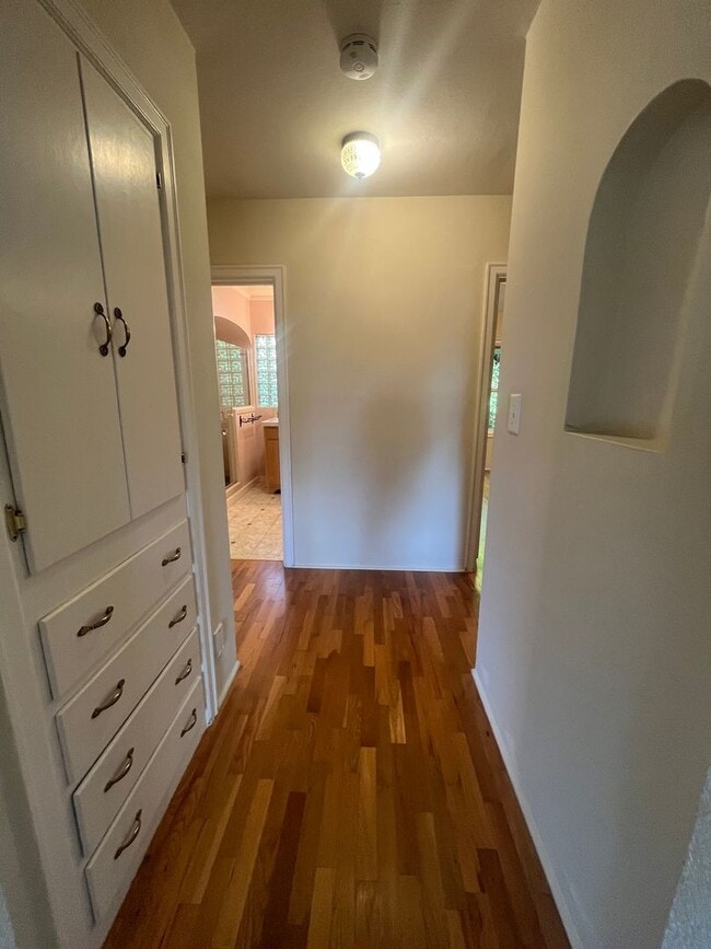 Building Photo - 3- Bedroom 2.5-Bathroom Gardening paradise...